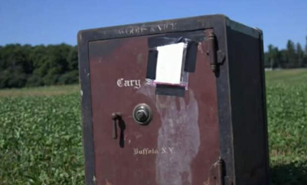 «Получишь приз, если сможешь открыть»: фермер нашел на своем поле сейф со странной запиской