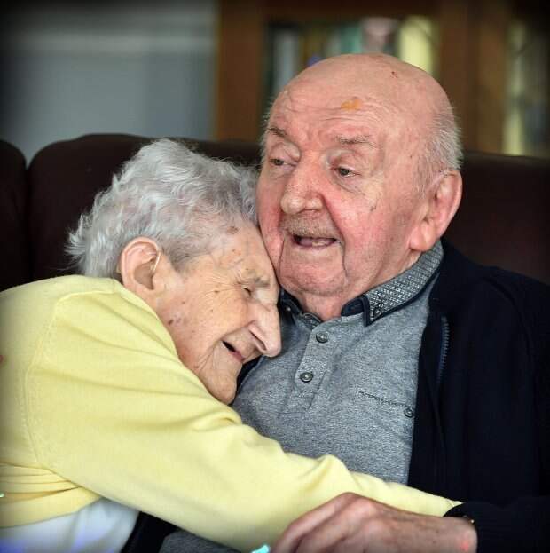 98-летняя мать перебралась в дом для престарелых, чтобы ухаживать за своим 80-летним сыном Великобритания, Англия, дом престарелых, мать и дитя, Мама, сын, старость, забота, длиннопост