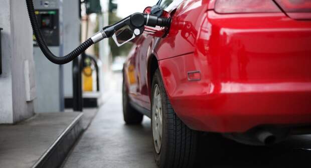 Почему многие водители заправляют автомобиль сами, а не доверяют заправщикам