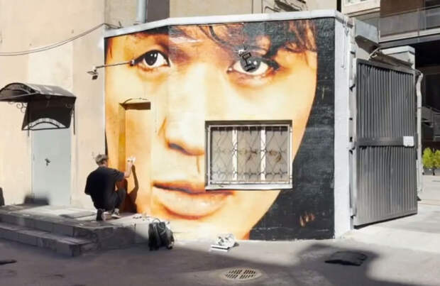На стене дома на улице Некрасова появился портрет Виктора Цоя