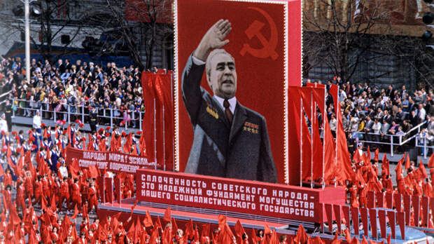 От танков на Красной площади до лозунгов за мир: как отмечали Первое мая в СССР