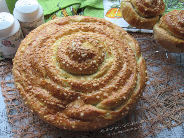 Всего лишь рыбные консервы и рис: показываю, как делаю на скорую руку сочный пирог (и пирожки в придачу)