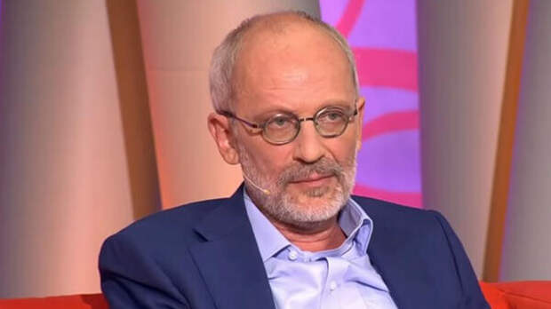 Держит руку на животе: Гордон подогрел слухи о беременности его 23-летней жены