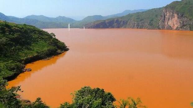 Опасное озеро Киву в Африке с углекислым газом, запасы которого на дне не могут объяснить ученые