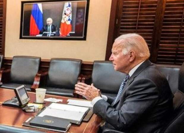 U.S. President Joe Biden holds virtual talks with Russia's President Vladimir Putin amid Western fears that Moscow plans to attack Ukraine, during a secure video call from the Situation Room at the White House in Washington, U.S., December 7, 2021. /The White House/Handout via REUTERS. THIS IMAGE HAS BEEN SUPPLIED BY A THIRD PARTY.