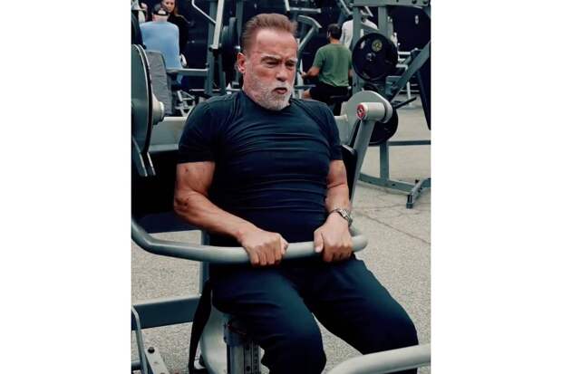 В сети восхитились формой 78-летнего Арнольда Шварценеггера на видео из спортзала