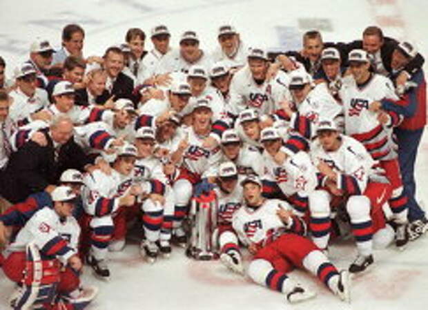 Сборная США после победы на Кубке мира по хоккею 1996 года