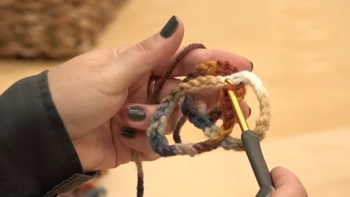 Оригинальные шарф и шапка на основе обычной цепочки крючком