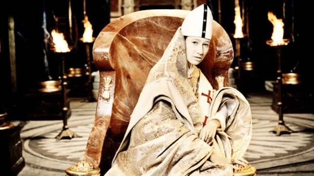 Йоханна Вокалек в роли папессы Иоанны в фильме "Иоанна - женщина на папском престоле".