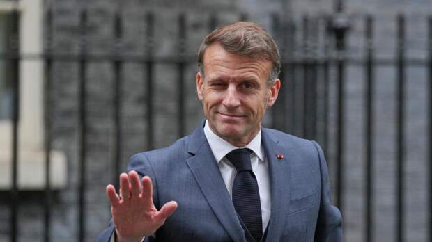 Макрон готовится к бегству: французы его не простят