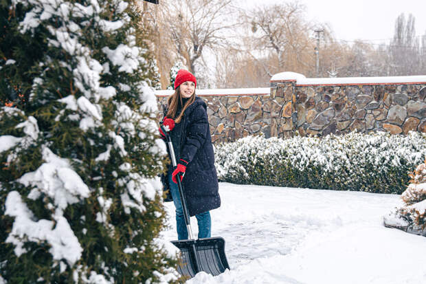 Врач Тяжельников: неправильная уборка снега лопатой грозит травмами позвоночника