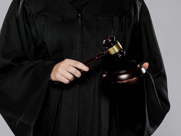 Новокузнечанка подожгла релейный шкаф по указанию мошенников и попадала под суд