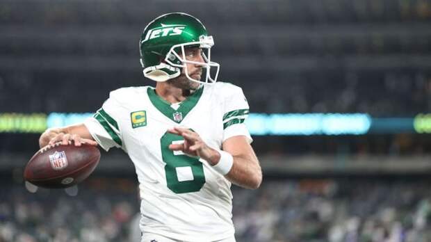 aaron rodgers warming up for the jets