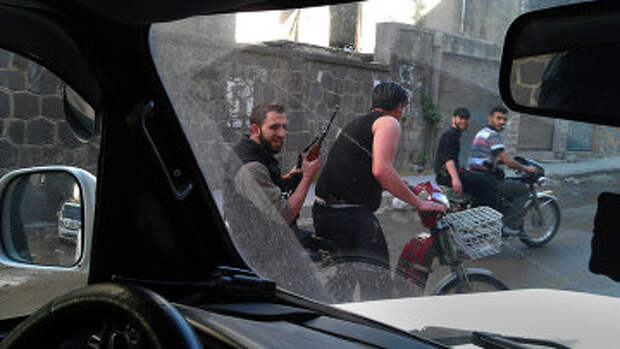 Повстанцы патрулируют улицы в Сирии. Архивное фото