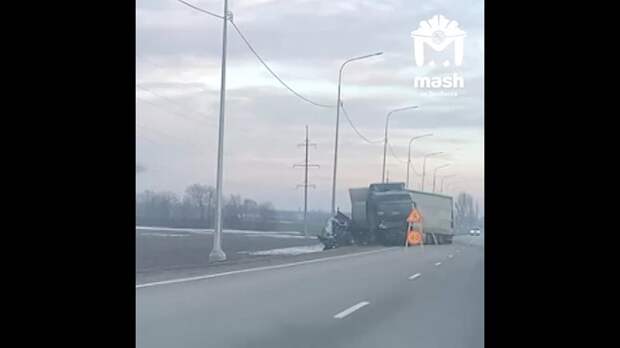 Фура протаранила легковушку в Станично-Луганском районе — машина в смятку.