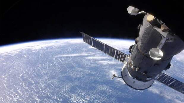 Космонавт на МКС возьмется за штурвал приближающегося «грузовика»