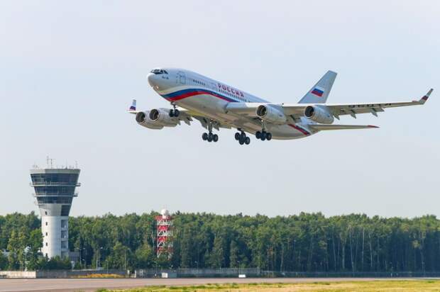 На фото: самолет "Ил-96-300"