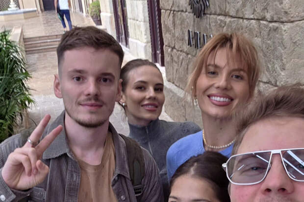 Сыновья певицы Валерии снялись со своими женами и сестрой