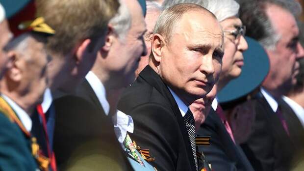 Владимир Путин цветами почтил память жертв ВОВ у Могилы Неизвестного Солдата