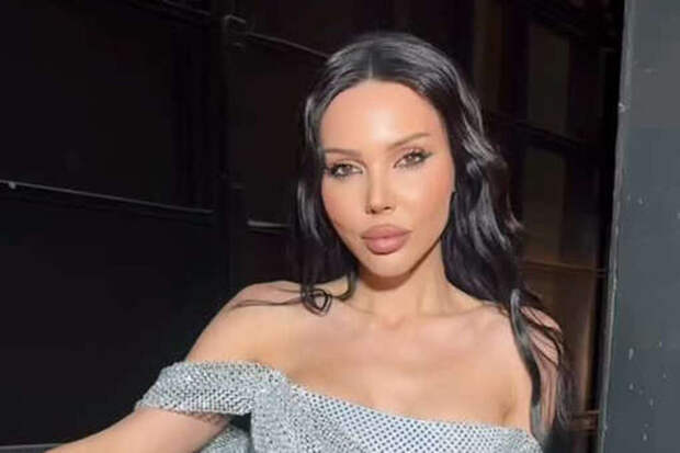 «Последний рабочий день этого года»: Оксана Самойлова блеснула в сияющем платье с разрезом до бедра