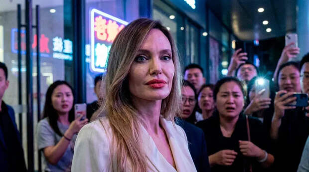 Неудачная пластика Анджелины Джоли: Такие фото в глянец не попадут