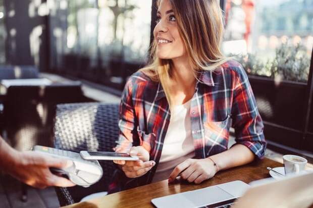 Customer paying in restaurant with mobile pay