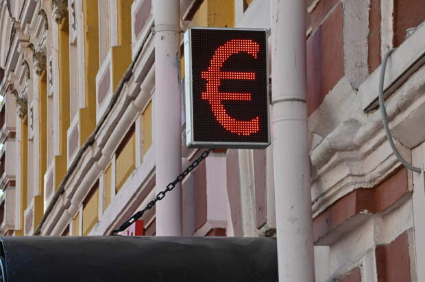 Курс евро упал ниже 90 рублей