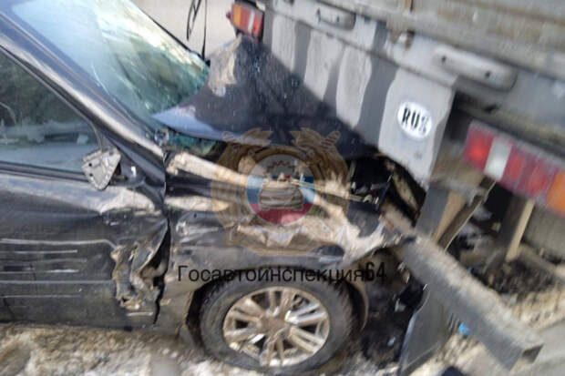 В Саратове компания парней на «Гранте» протаранили два припаркованных грузовика