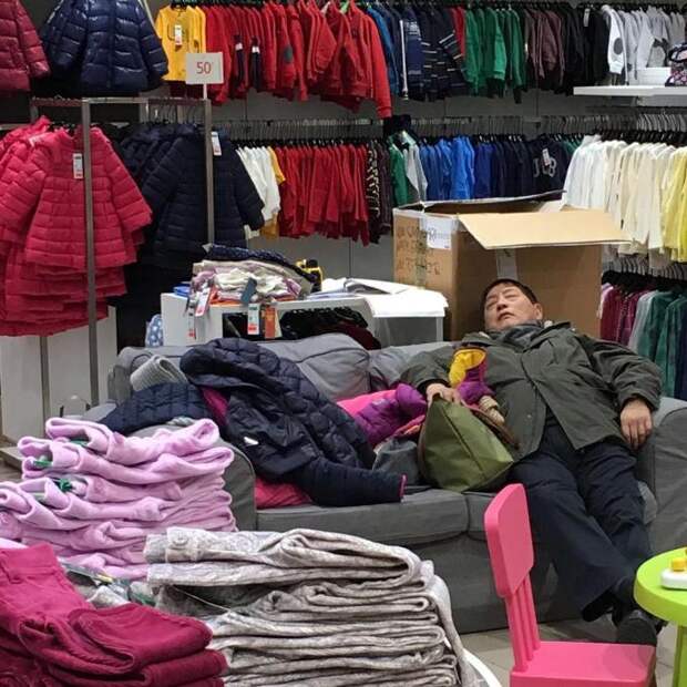 Как мужчины переживают шопинг: 20 смешных фото