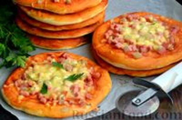 Фото к рецепту: Пиццы "Школьные" с варёной колбасой, маринованными огурцами и сыром