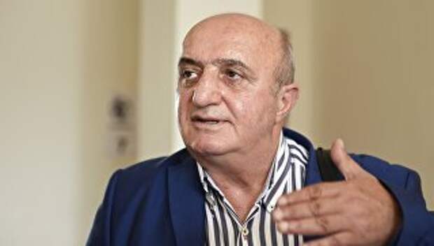 Адвокат задержанного в Ереване гражданина РФ Сергея Миронова Карен Нерсесян отвечает на вопросы журналистов в перерыве судебного заседания в Ереване Адвокат задержанного в Ереване гражданина РФ Сергея Миронова Карен Нерсесян отвечает на вопросы журналистов в перерыве судебного заседания в Ереване