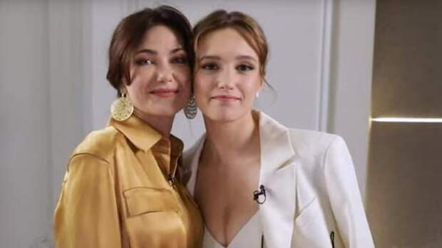 Кому идет больше? Климову с дочкой засняли в одинаковых платьях на премии