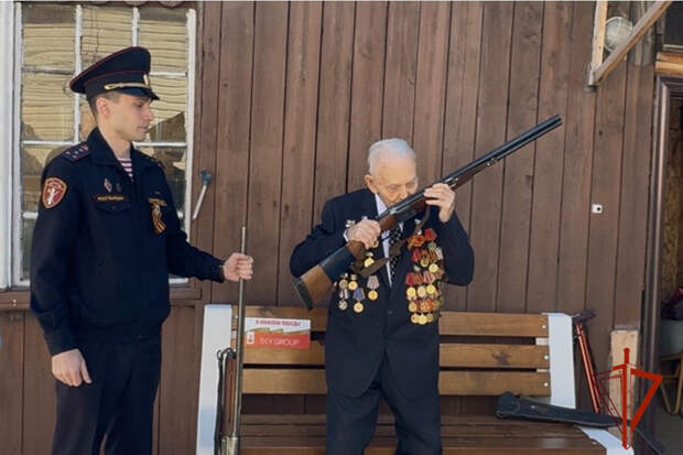 В Новосибирске ветеран Великой Отечественной войны передал ружья военным на СВО