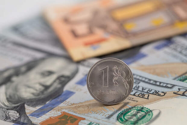Внебиржевой курс евро поднялся выше 100 рублей впервые с сентября 2025 года