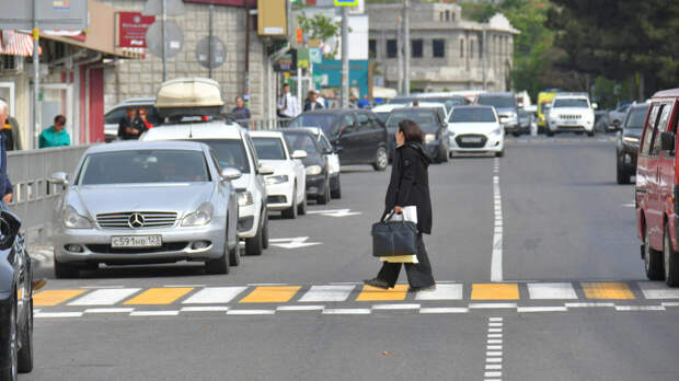 Надо ли ждать, пока пешеход полностью перейдет дорогу по зебре, или можно ехать сразу