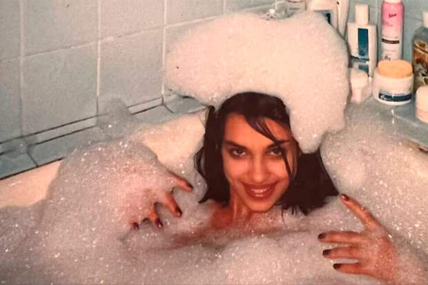 Супермодель Ирина Шейк показала архивное фото в ванне