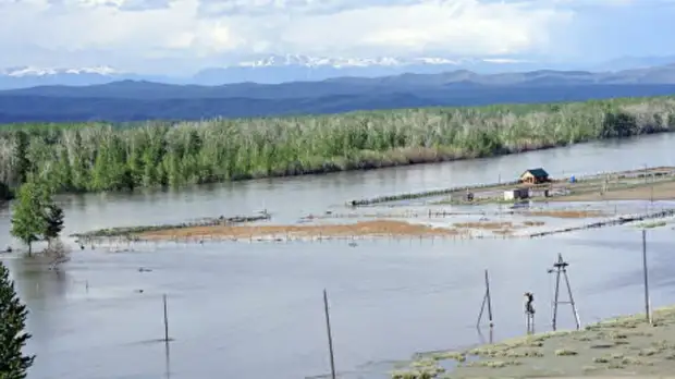 Спасатели остановили расползание пятна дизельного топлива в Енисее