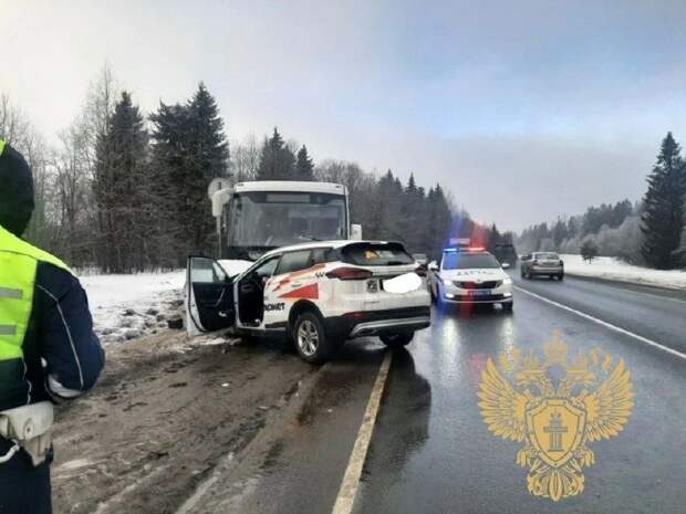 В ДТП с такси и автобусом на трассе «Нарва» пострадали 11 взрослых и подросток