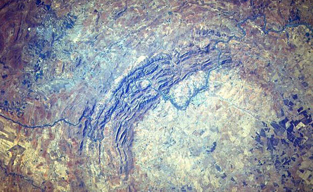 Вредефорт ЮАР Сегодня оценить величину этого кратера можно только из космоса: эрозия постепенно съела его стены и почти сравняла с землей. Тем не менее официально кратер Вредефорт считается крупнейшим в мире, его номинальный диаметр превышает 400 километров.