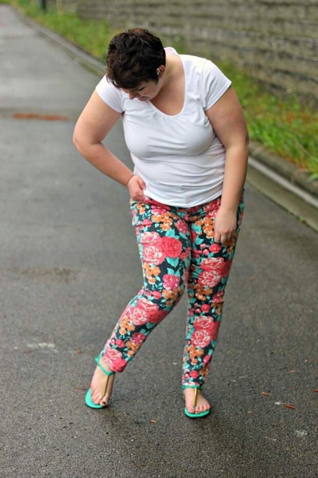 Пенсионерка в брюках с цветочным принтом. /Фото: 3.bp.blogspot.com