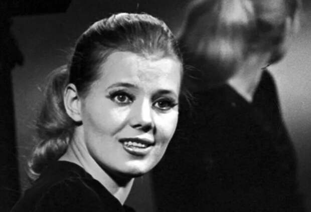 «Куколка» разбила брак кумира: как “Золушка эстрады” Людмила Сенчина увела мужа у актрисы, но сама не дождалась предложения от Кобзона?