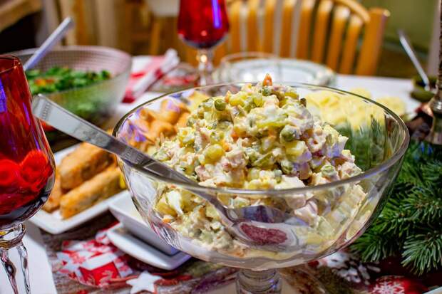 Названы сроки хранения новогодних блюд после застолья