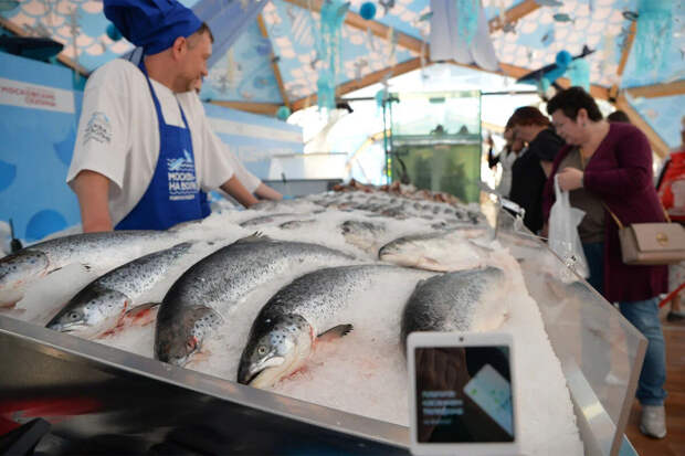 Рыбные рынки Москвы приготовили для гостей рыбной недели кулинарные перформансы