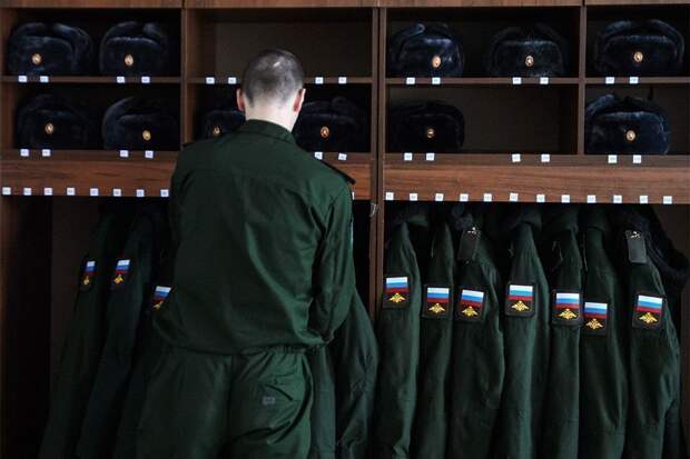 В Хабаровском крае возбудили дело против двух срочников. Они избивали сослуживца ради 20 тысяч рублей и iPhone X