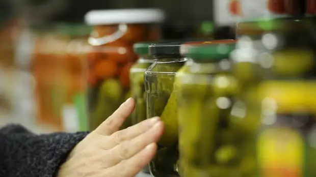 Гастроэнтеролог Мурадова рассказала, кому противопоказаны консервы