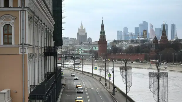 РИА Новости: машина такси упала в реку после ДТП на Бережковской набережной в Москве