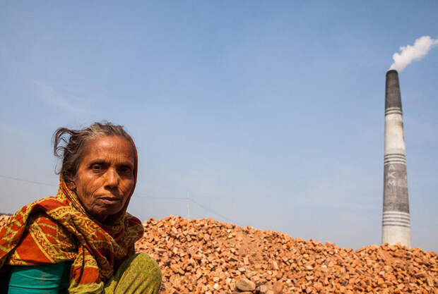 От детей до стариков, всем хватит адской работы на кирпичных полях Бангладеш