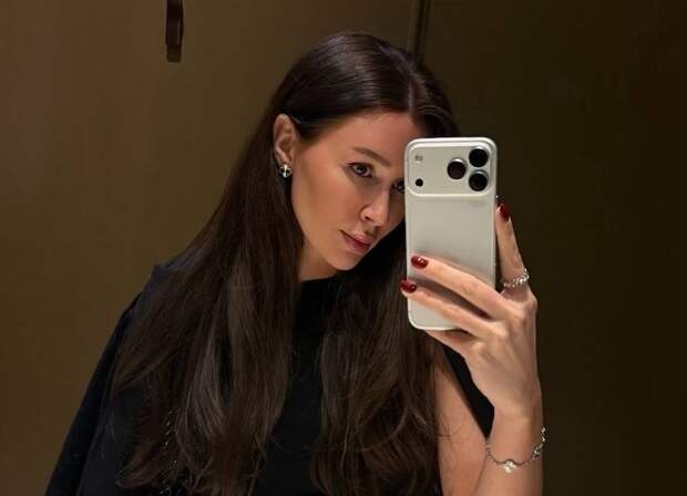 «Вспоминаю ее взгляд и руки»: Анна Заворотнюк показала особенное фото мамы