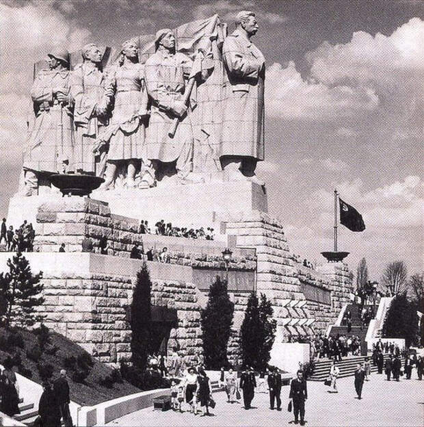 Samyj-bolshoj-pamyatnik-Stalinu-v-mire.-Vysota-15-metrov.-Granit.-Praga.-1955-god.-byl-demontirovan-v.jpg