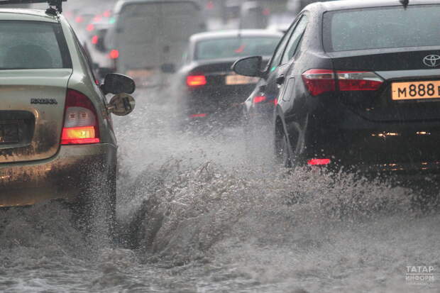 Водителей предупредили о штрафах и аресте за обливание пешеходов водой из луж